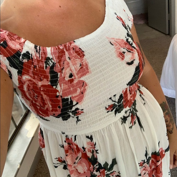 Tobi Dresses & Skirts - Floral babydoll dress with smocked top